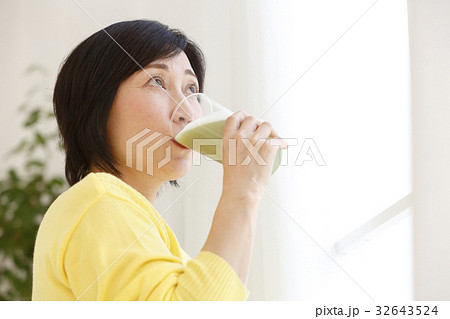 スムージーを飲む女性 32643524