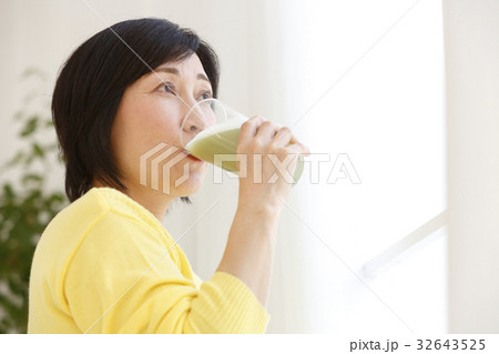 スムージーを飲む女性 32643525