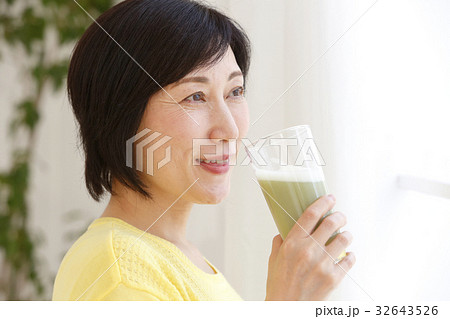 スムージーを飲む女性 32643526