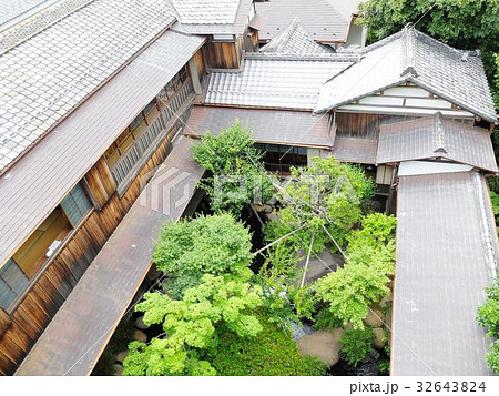 朝倉彫塑館の重なる屋根と中庭 32643824