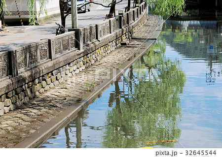 城崎温泉　玄武岩の護岸 32645544