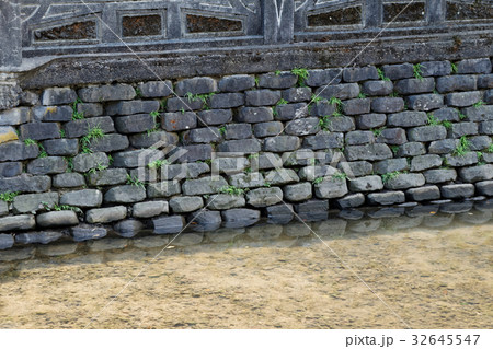 城崎温泉　玄武岩の護岸 32645547