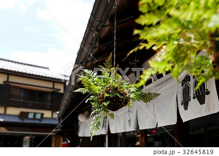 軒下のつりしのぶ　日本の夏の風情　b-1 32645819
