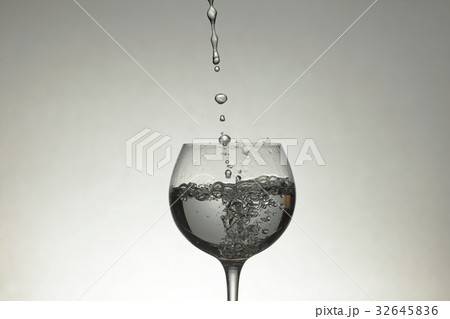 水を注がれるワイングラス 32645836