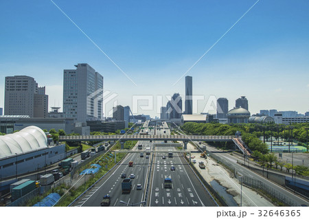 首都高速道路湾岸線と有明、お台場周辺のビル群 首都高速道路湾岸線と有明、お台場周辺のビル群 32646365