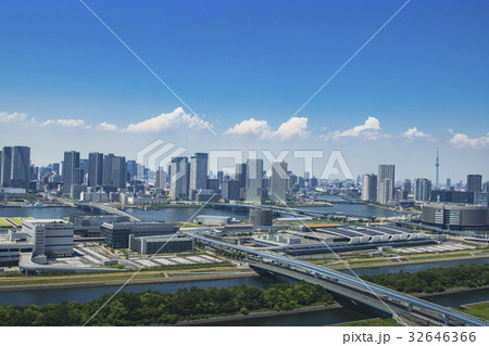豊洲市場と豊洲、晴海周辺のビル群 32646366