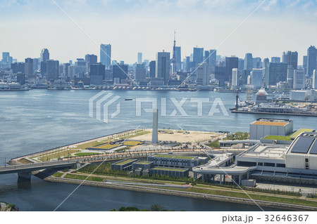 豊洲市場と東京湾と芝浦方面のビル群 32646367