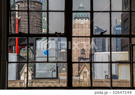 アパートの窓越しに見るニューヨークの都市景観 32647249