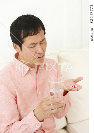 薬を服用する男性 32647773
