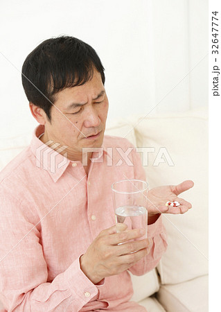 薬を服用する男性 32647774