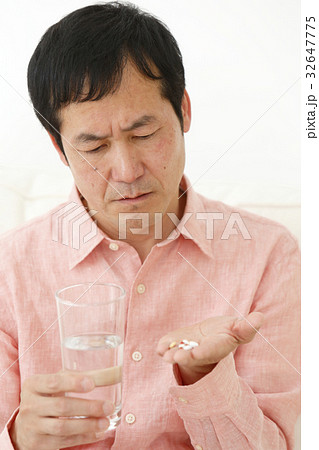 薬を服用する男性 32647775