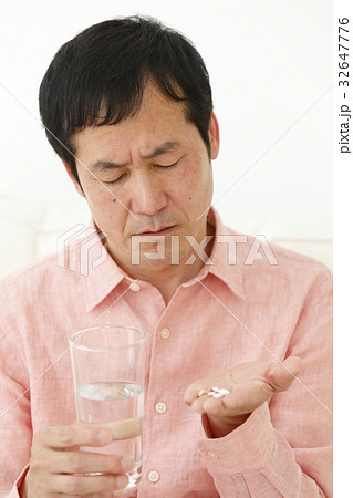 薬を服用する男性 薬を服用する男性 32647776