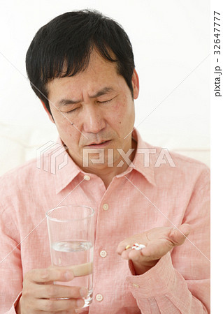 薬を服用する男性 32647777