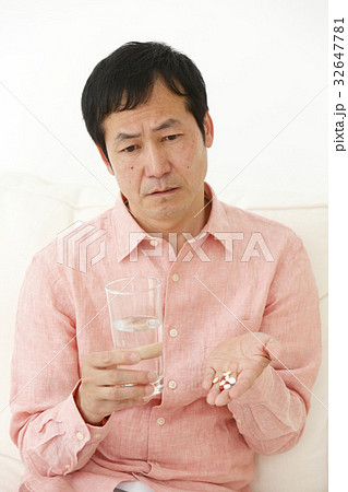 薬を服用する男性 32647781