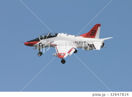 カリフォルニアの青い空を旋回飛行する米海軍の艦載ジェット練習機T-45Cゴスホーク カリフォルニアの青い空を旋回飛行する米海軍の艦載ジェット練習機T-45Cゴスホーク 32647814