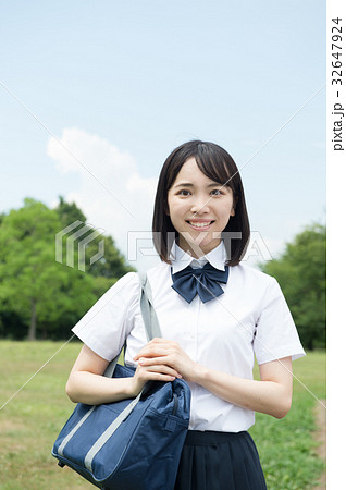 女子高校生 夏服 通学の写真素材 [32647924] - PIXTA