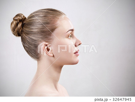 young woman without make-up with healthy skin. young woman without make-up with healthy skin. 32647945