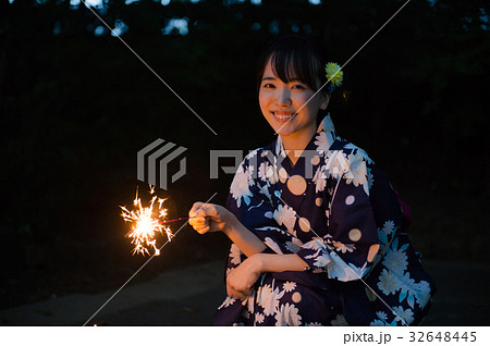 花火をする浴衣の女性の写真素材