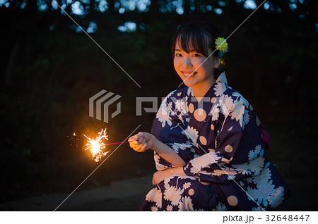 花火をする浴衣の女性 32648447