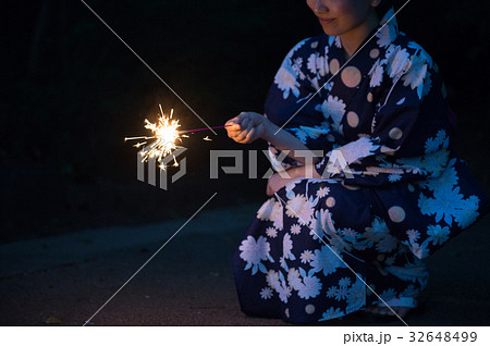 花火をする浴衣の女性 花火をする浴衣の女性 32648499