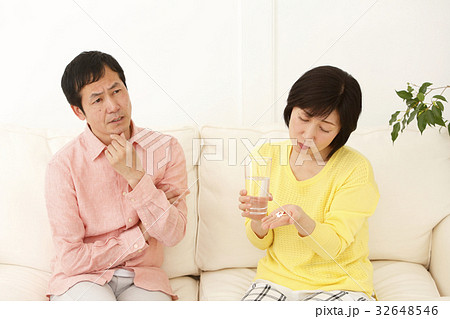くすりを服用する女性 32648546
