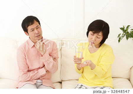 くすりを服用する女性 32648547