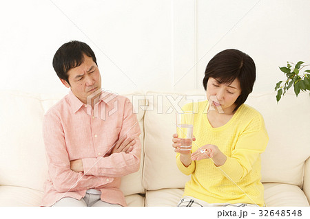 くすりを服用する女性 32648548