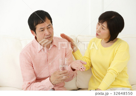 くすりを服用する男性 32648550