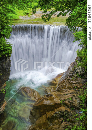 新緑の湯吹きの滝（縦） 32648562