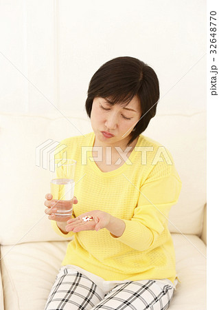 くすりを服用する女性 32648770