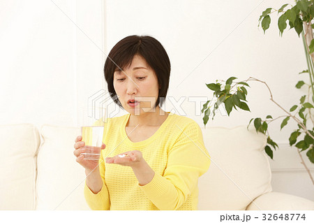 くすりを服用する女性 32648774