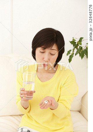 くすりを服用する女性 32648776