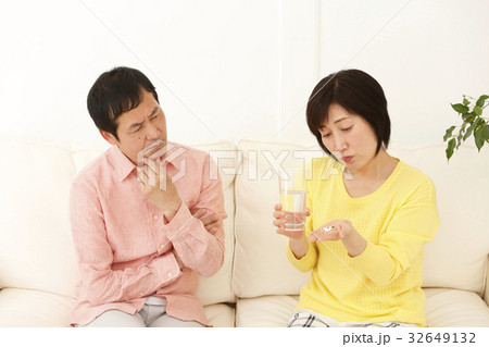薬を服用する女性 32649132