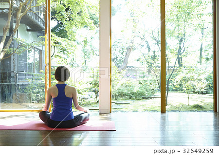 ヨガをする女性 32649259