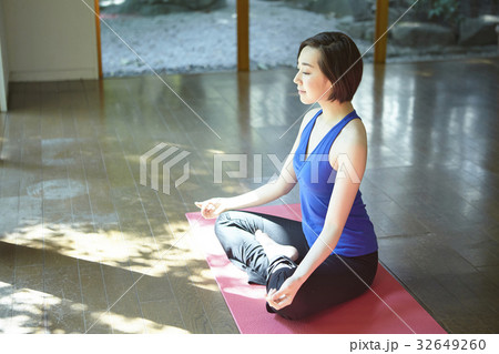 ヨガをする女性 ヨガをする女性 32649260