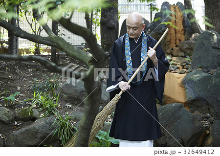 掃除をする住職 32649412