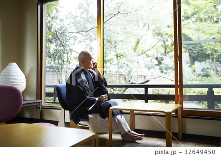電話をする住職 32649450