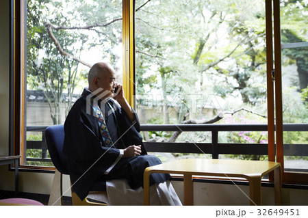 電話をする住職 電話をする住職 32649451
