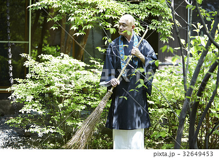 掃除をする住職 掃除をする住職 32649453