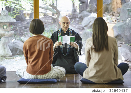 お経を聞く女性 32649457