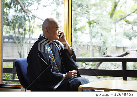 電話をする住職 電話をする住職 32649458