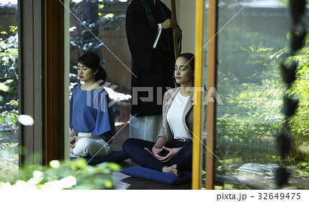 座禅体験　外国人 32649475