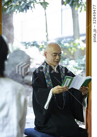 お経を聞かせる住職 32649477