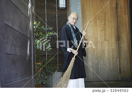 掃除をする住職 掃除をする住職 32649562