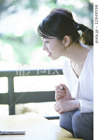 インタビューする女性 32649598