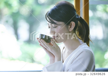 お茶を飲む女性 お茶を飲む女性 32649626
