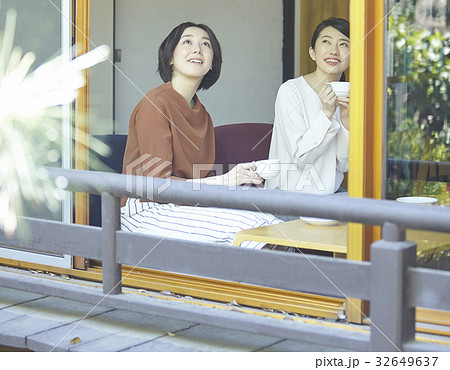 ティータイムを楽しむ女性 ティータイムを楽しむ女性 32649637