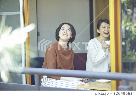 ティータイムを楽しむ女性 32649663