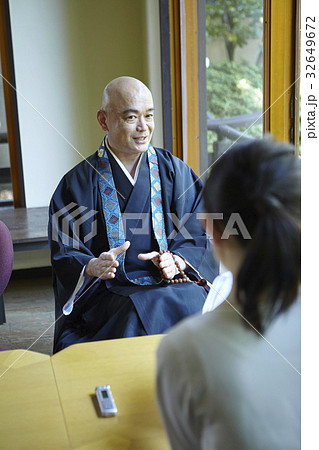 インタビュー　住職 32649672