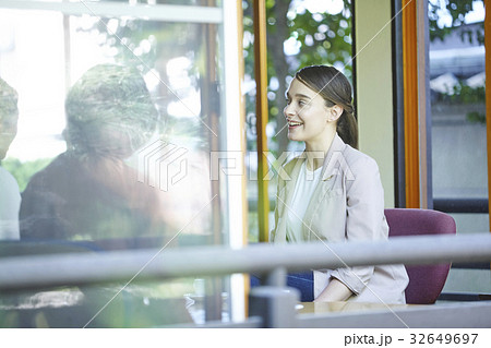 ティータイムを楽しむ女性 ティータイムを楽しむ女性 32649697